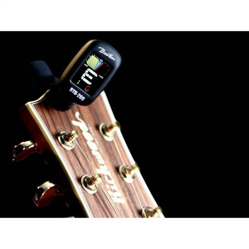 Boston BTU-200 op de kop van een gitaar
