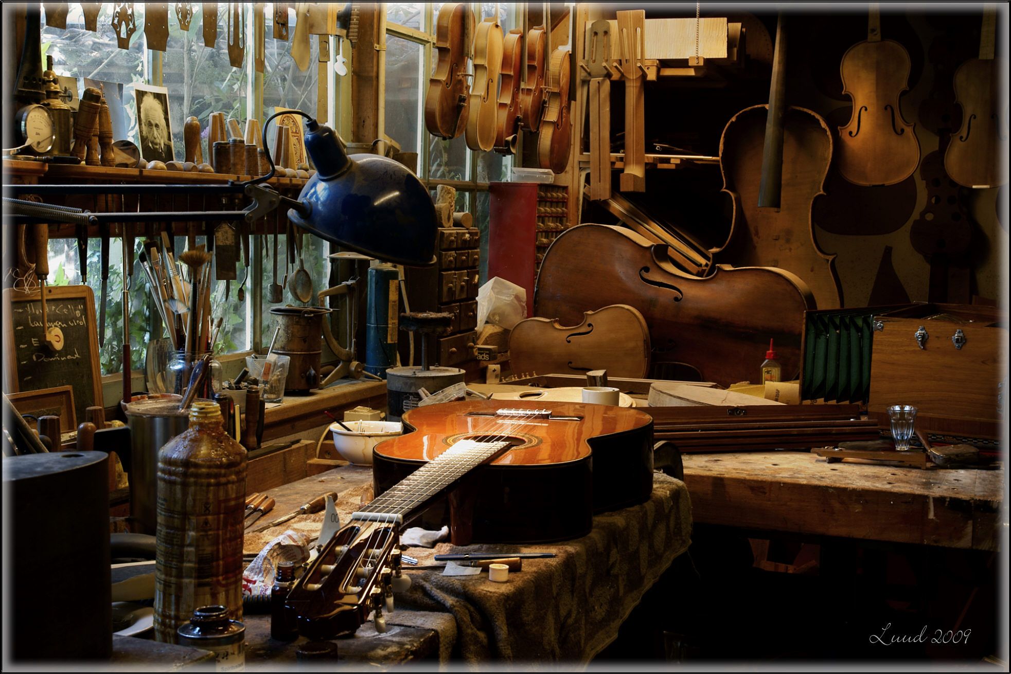 мастерская гитариста. мастерская по ремонту музыкальных инструментов. гитарные мастерские. мастерская гитар. музей старинных музыкальных инструментов.